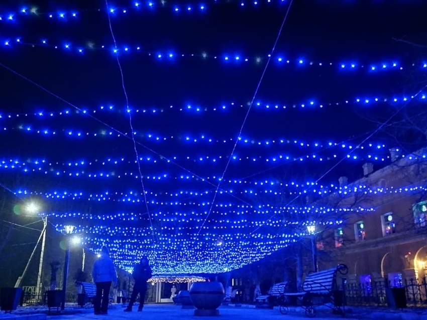 Новую новогоднюю ёлку установили на площади Нерчинска в Забайкалье